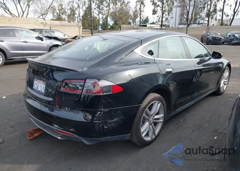 2013 Tesla Model S z USA, uszkodzony, nr VIN 5YJSA1CG1DFP09466